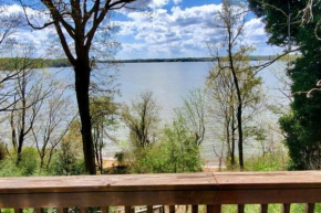 2 BR Newly Renovated Waterfront Home; 10 min from MGM & the Gaylord